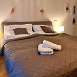 Cozyhome The Castle - Spacious, Quiet, High Ceiling Apartamento