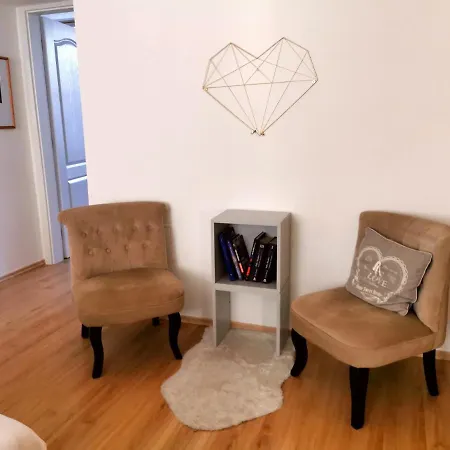 Cozyhome The Castle - Spacious, Quiet, High Ceiling *