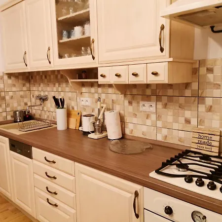 Cozyhome The Castle - Spacious, Quiet, High Ceiling דירה *