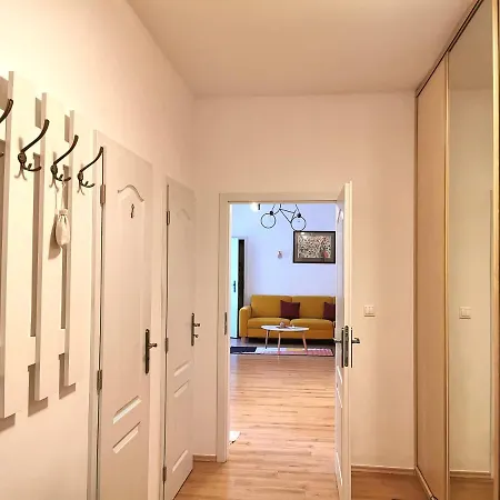 Cozyhome The Castle - Spacious, Quiet, High Ceiling Apartmán *