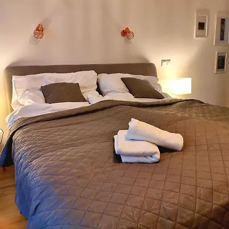 Cozyhome The Castle - Spacious, Quiet, High Ceiling Apartament