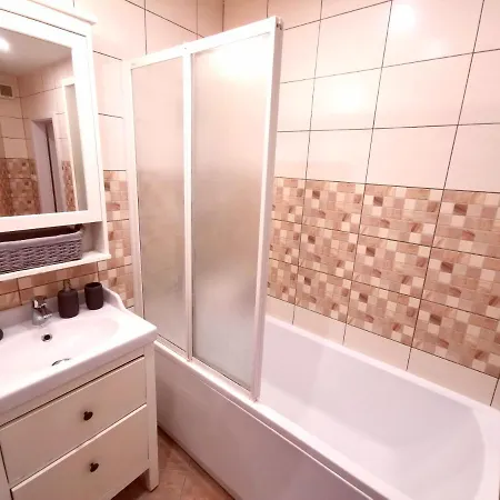 Cozyhome The Castle - Spacious, Quiet, High Ceiling *